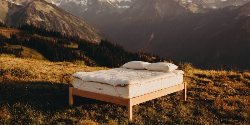 Noelle Johnson image of Savvy Rest mattress, platform bed, & bedding.