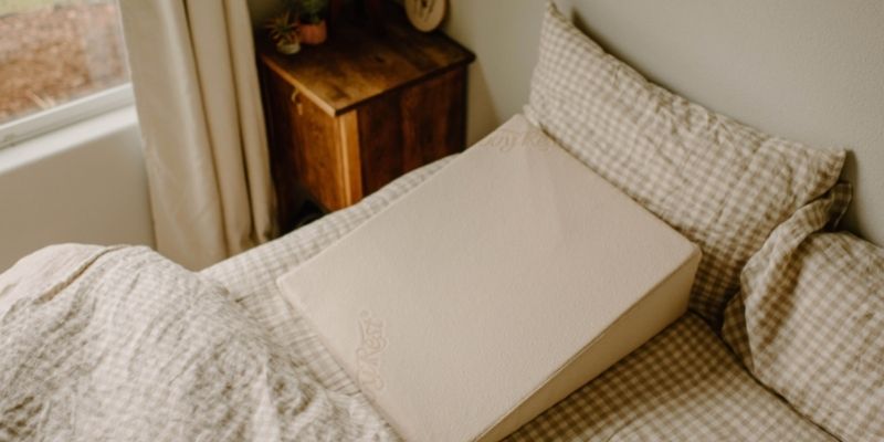 How to Use a Bed Wedge Pillow & Benefits